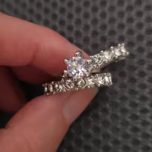 Silver Crystal Engagement Ring Set – Elegant Double Band Bridal
Small size - Picture 3 of 11